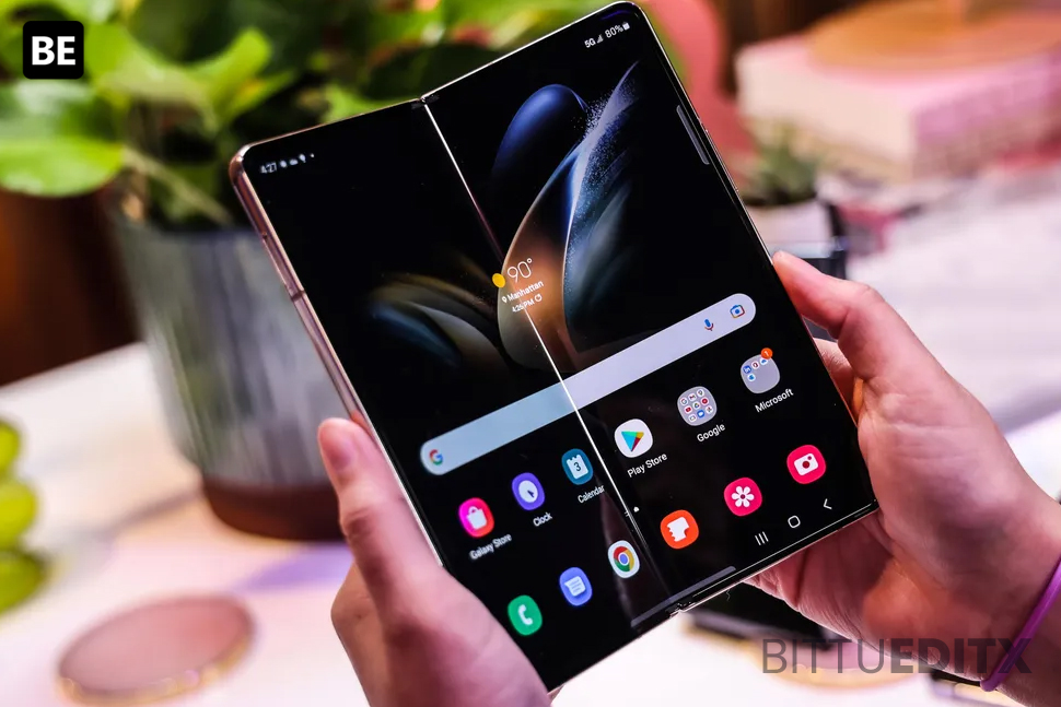 How does the battery life of the Samsung Galaxy Z Fold 4 compare?